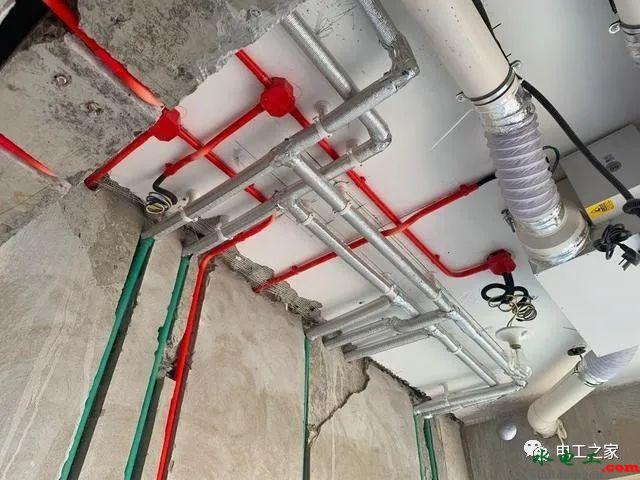 装修电线为什么必须穿管埋墙？遇到无法开槽的天花板又该怎么办？